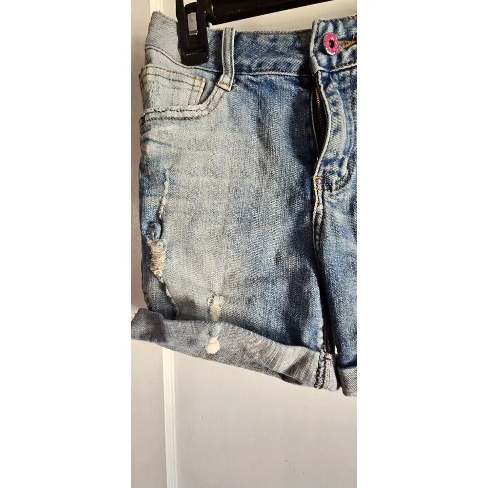 Vtg YiLiHAO size 26 denim shorts Donald and Daisy embroidered distressed‎ cuffed